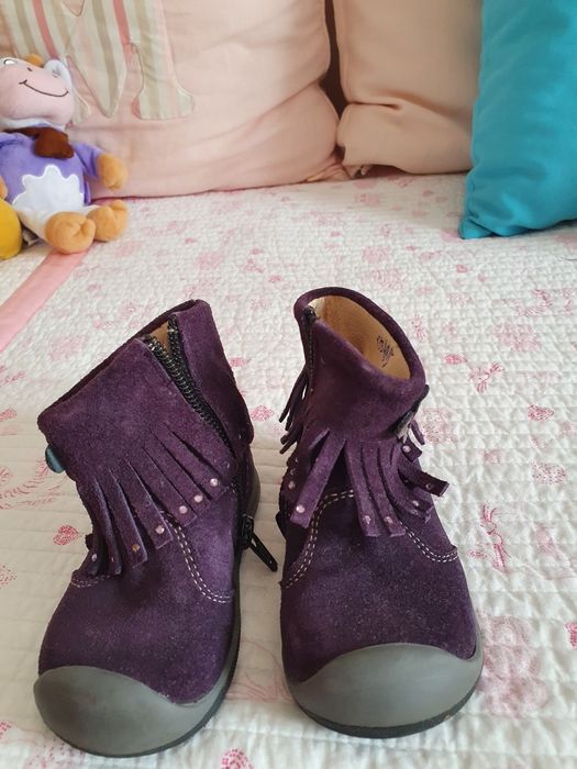 Botinhas de bebé também 20. Roxas. De pele e como novas.