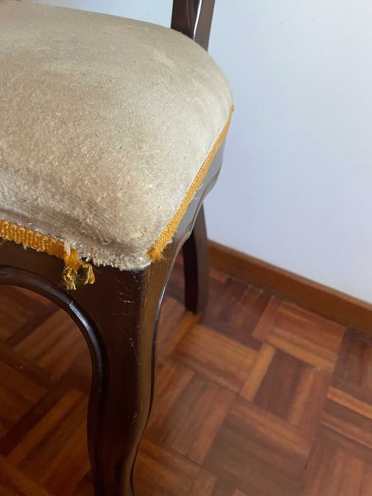 Cadeira Clássica em Madeira com Assento Estofado