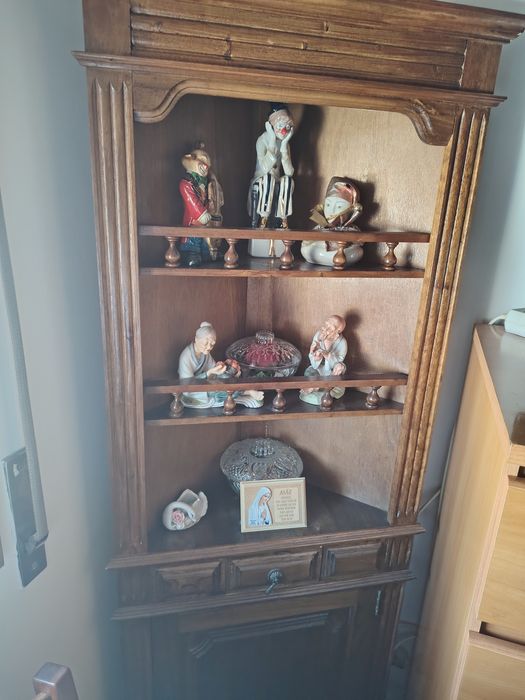 Móvel de canto com prateleiras , sem bonecos e louças decorativas