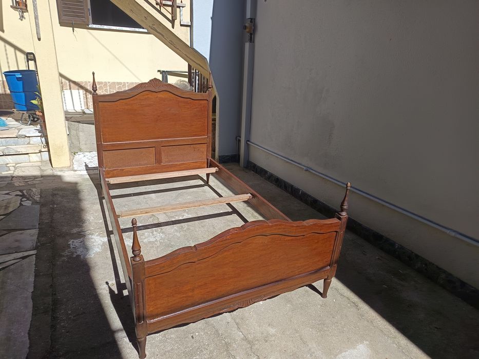 Cama de solteiro em madeira vintage