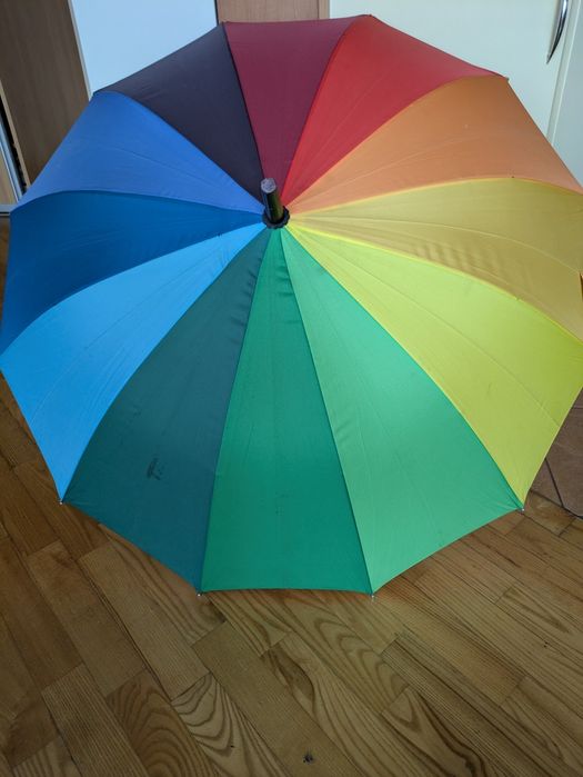 Parasol przeciwdeszczowy z długą rączką. Średnica parasola wynosi 100