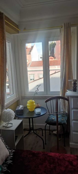 Aluga-se quarto na Lapa (Estrela)