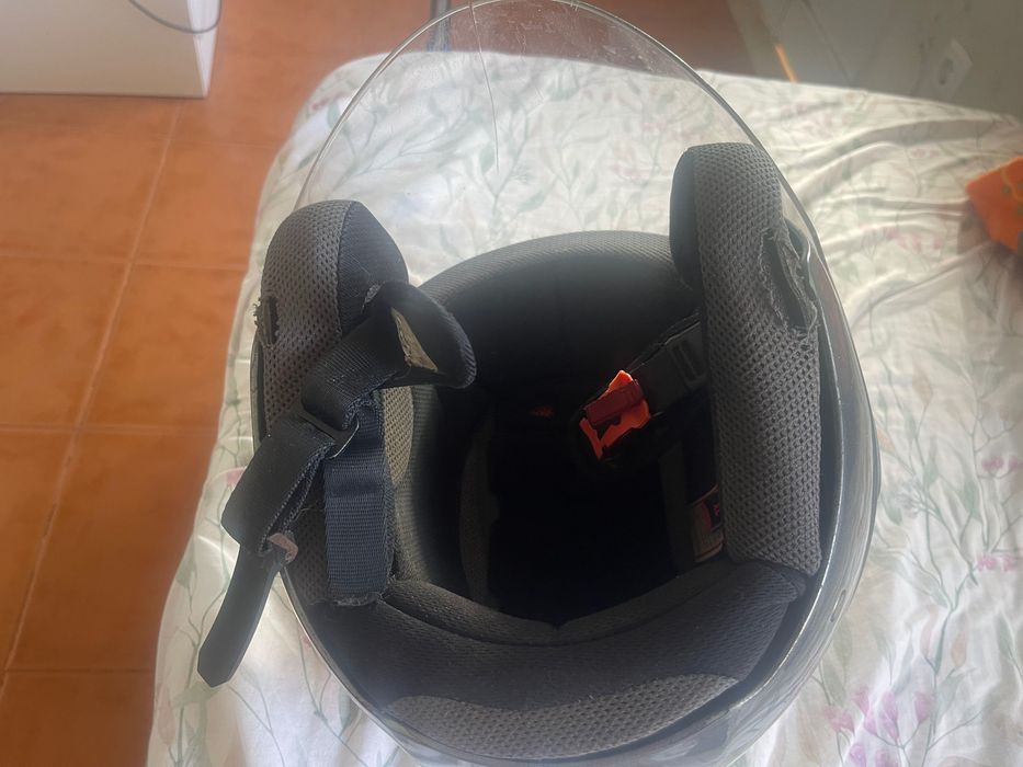 Capacete homologado para motociclo ou scooter, tamanho XL, com viseira danificada.
