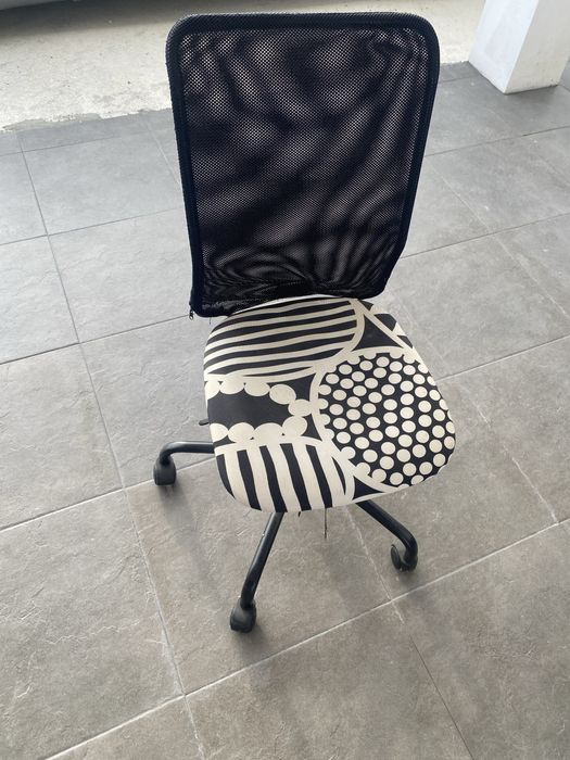 Cadeira com rodas de secretaria