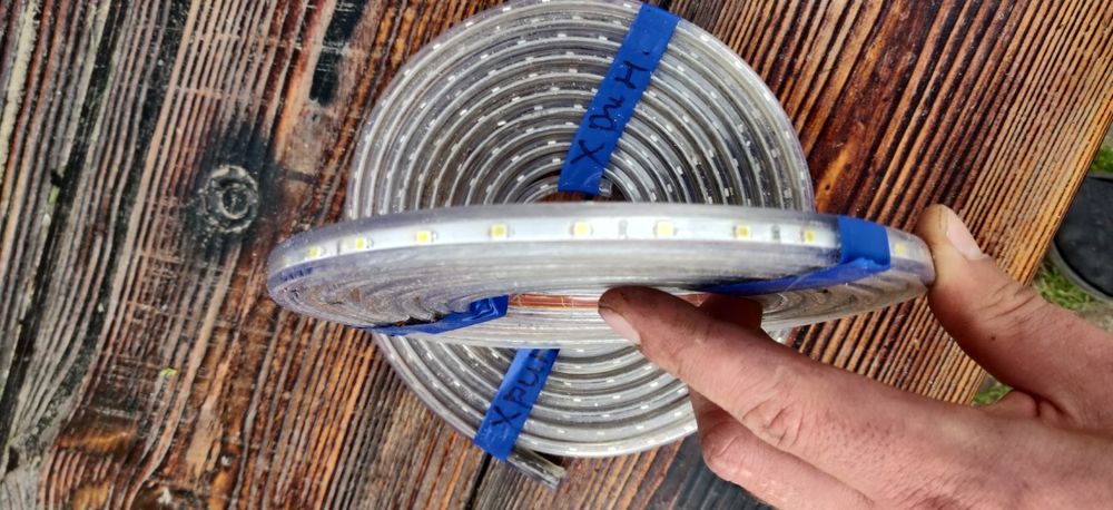 Світлодіодна стрічка 220В для полиці на кухні в кімнату.