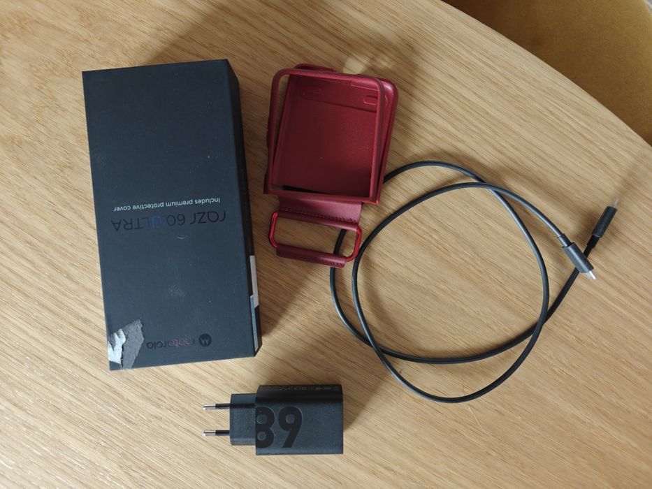 Motorola Razr 60 Ultra 16GB/512GB Rio Red + acessórios | Garantia
