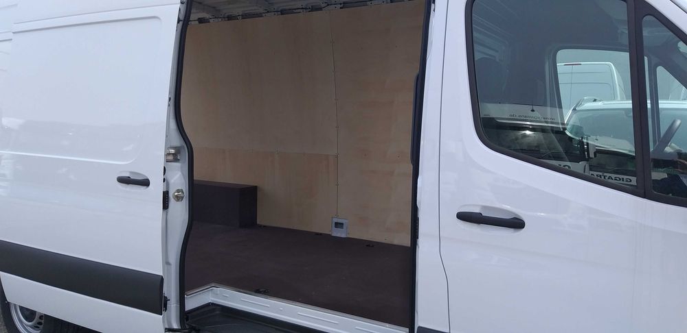 Zabudowa przestrzeni ładunkowej Mercedes Sprinter L3H2 sklejka