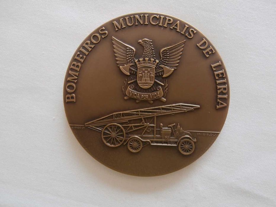 Várias medalhas de bombeiros