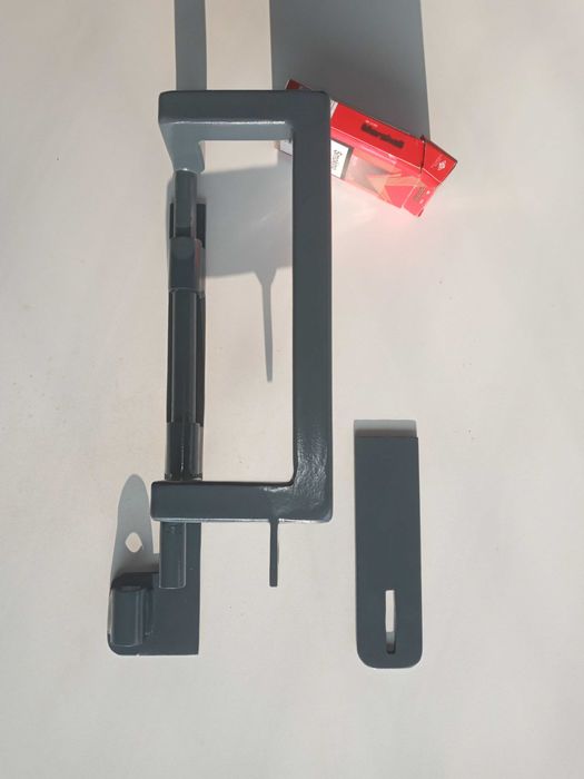 Ручка задвижка на откатные ворота.