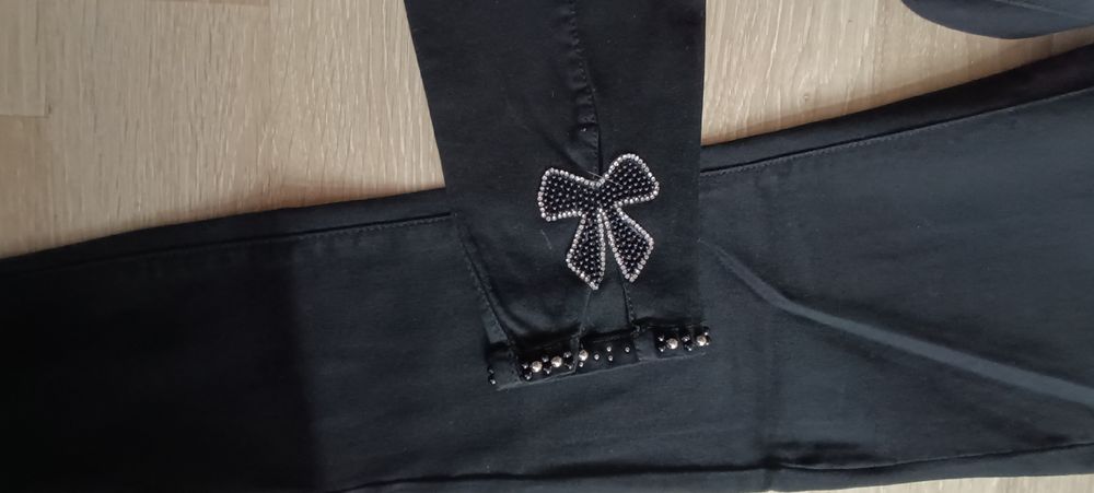 Nowe spodnie czarne z perełkami i z kokardką Trang jeans r. L