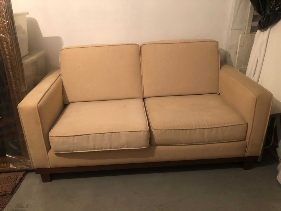 sofá estilo inglês com pés de madeira