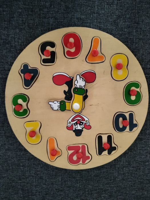 Relógio madeira bom estado e bonecos