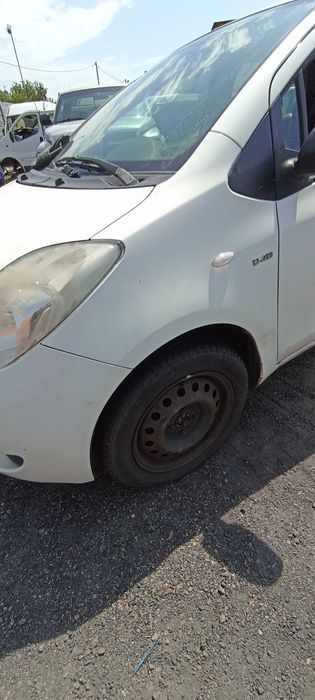 błotnik przód przedni toyota yaris 1.4 d4d lak 068