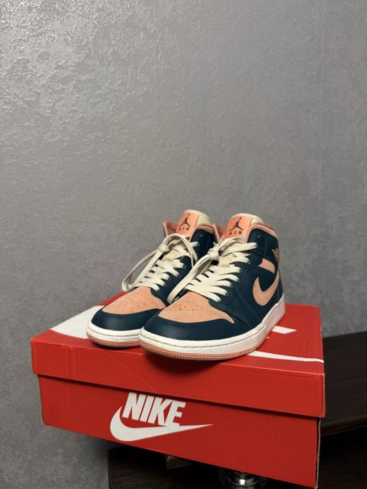 Продам кросівки жіночі Air Jordan 1 Mid Bq6472-308