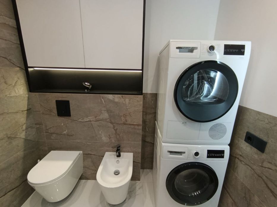 Будинокз підземним паркінгом уцентрі поблизу парку