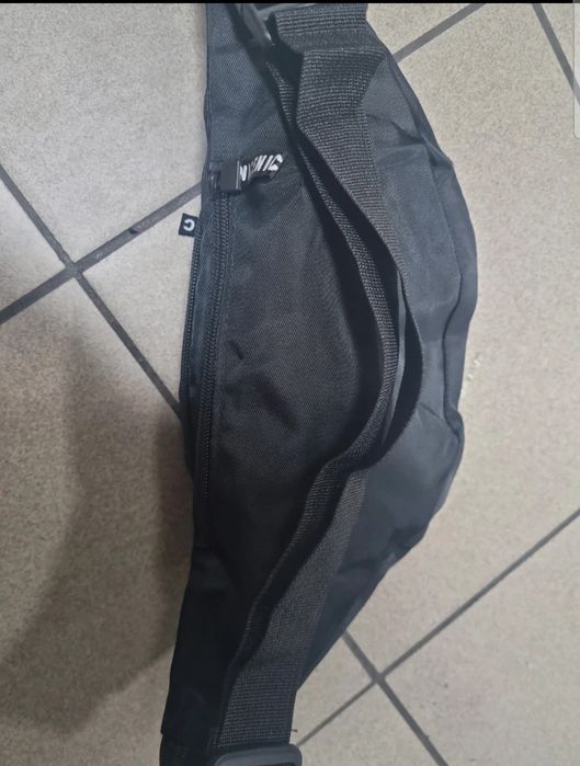 Czarna nerka duża 4 suwaki