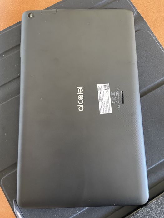 Tablet Alcatel com capa e teclado Bluetooth