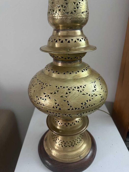 Candeeiro de Mesa Gigante (80 cm) em Latão Perfurado – Estilo Marroquino / Boho