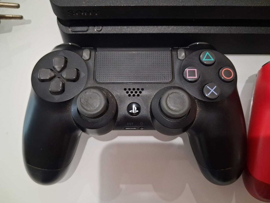 PS4 Slim 500 GB + 2 comandos