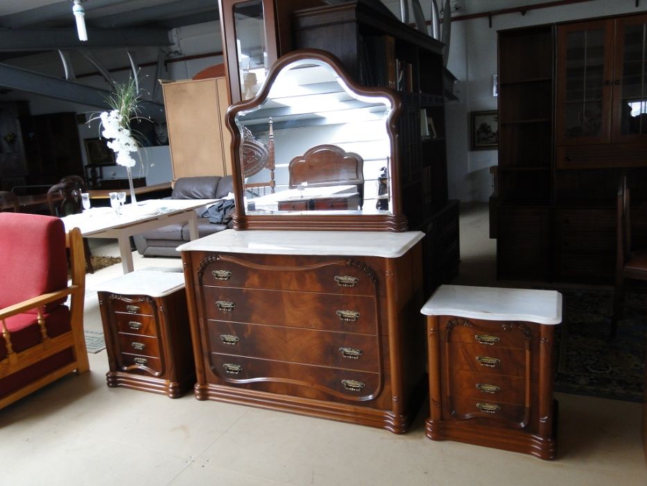 Cómoda antiga com tampo em pedra e espelho - óptimo estado