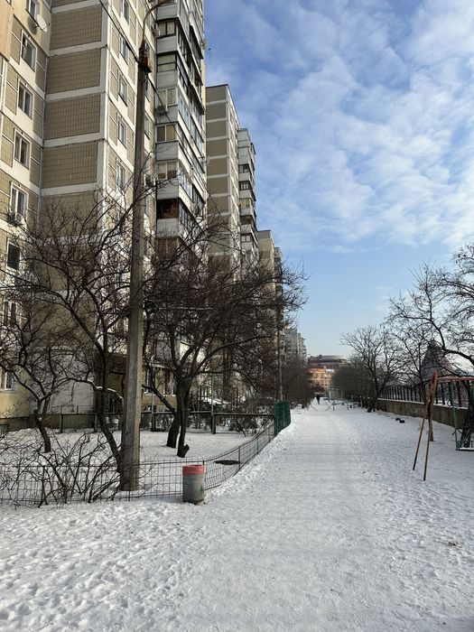 Продам 3-х кімнатну квартиру метро Осокорки