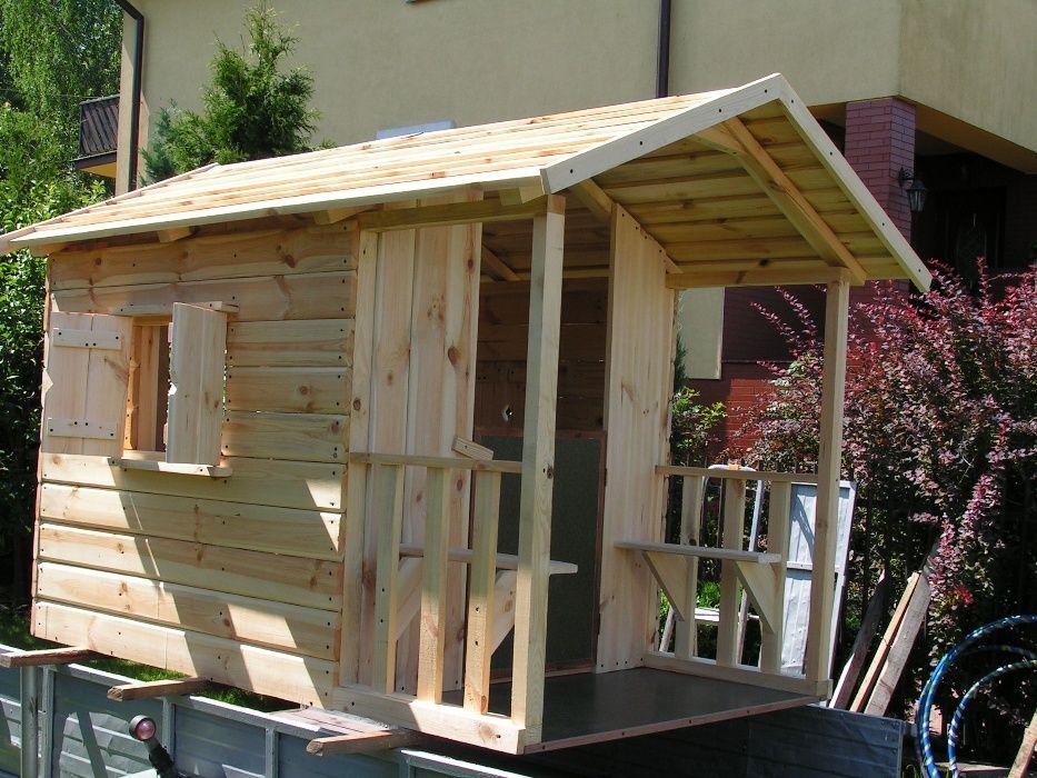 drewniany domek dla dzieci do ogrodu