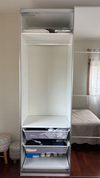 Armário com porta de correr Ikea