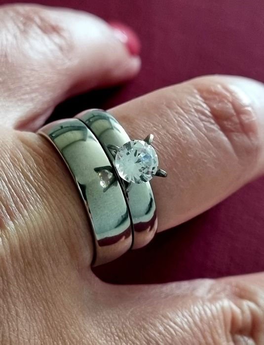 Conjunto de 2 anéis/alianças prateados (1 solitário), em aço, T19.