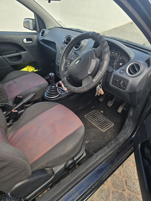 Ford Fiesta 1.2 volante a direita