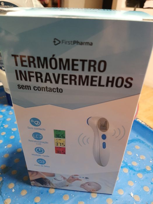 Termómetro de infravermelhos novo  em caixa