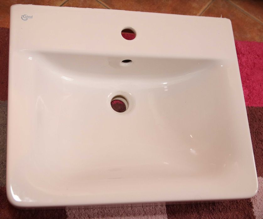Dwie umywalki Ideal Standard