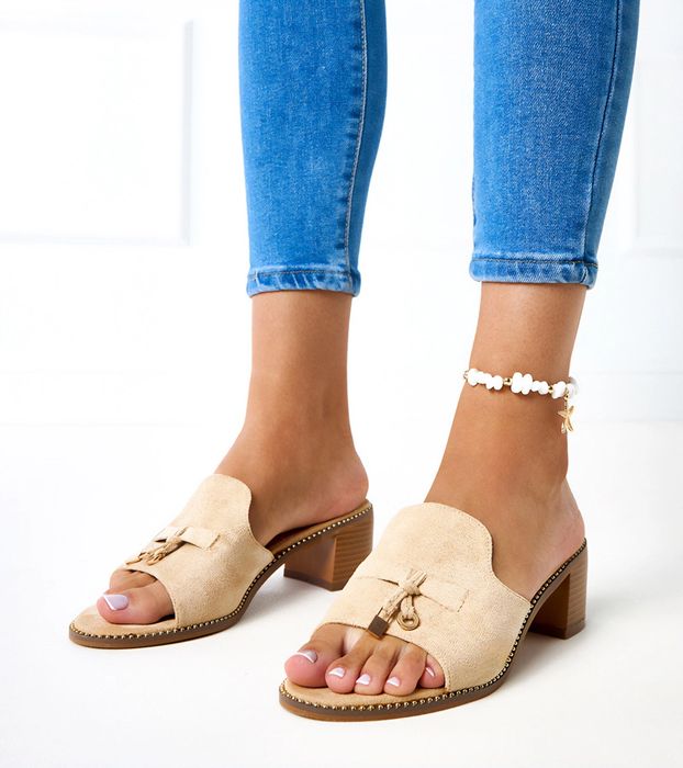 Beżowe klapki na słupku z ozdobą na pasku Gariend