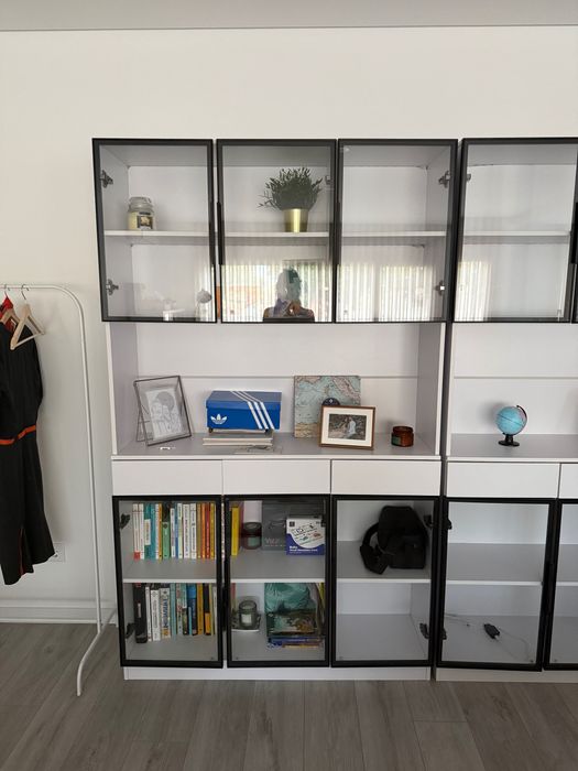 Móvel com portas de vidro