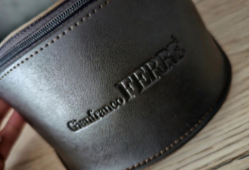 Brązowe etui na okulary Gianfranco Ferré