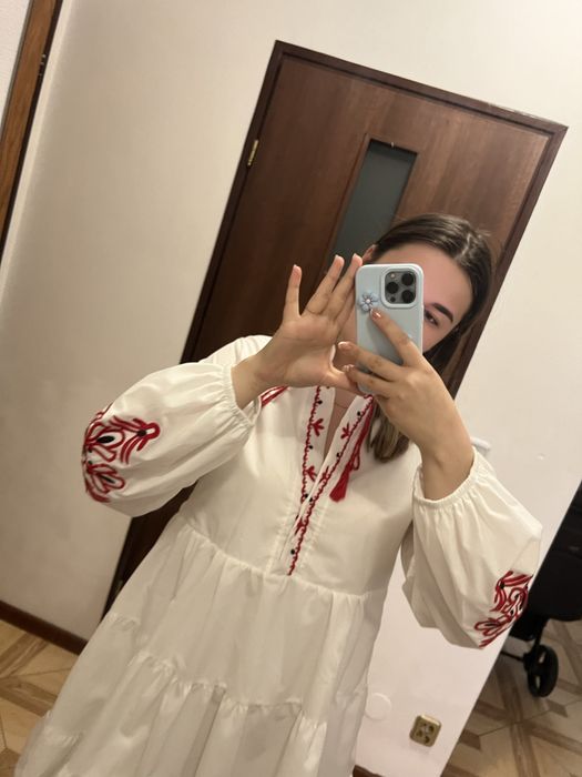 Biata sukienka boho z czerwonym haftem Piekna, lekka i bardzo kobieca - idealna na lato!