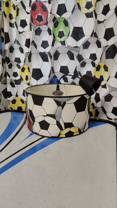 Zasłonki i lampa do pokoju dziecięcego