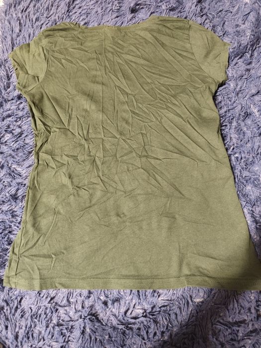 Ciemnozielona koszulka z kwiatkami