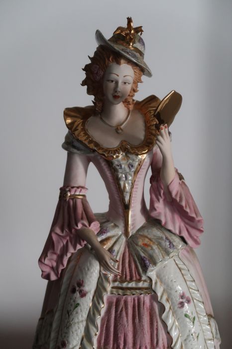 Estatueta de boneca com espelho de mão