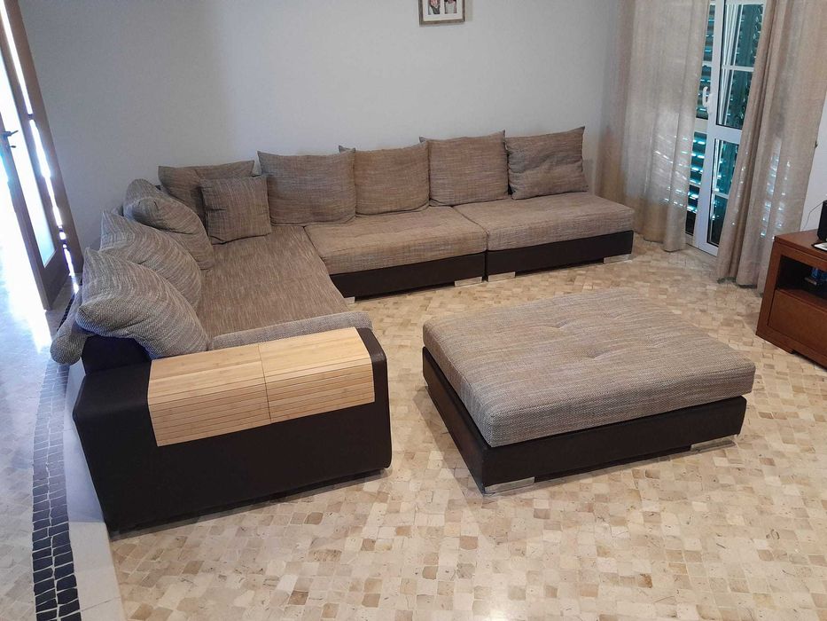 Sofá de canto em tecido e imitação de pele