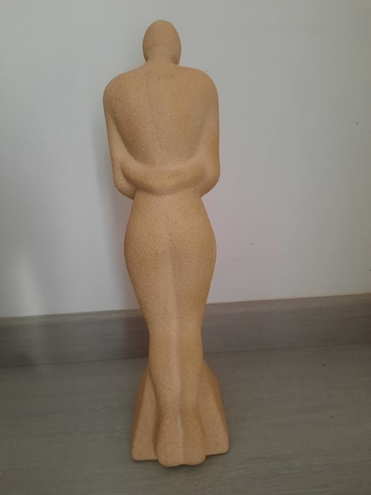 Escultura em pedra abraço beijo casal