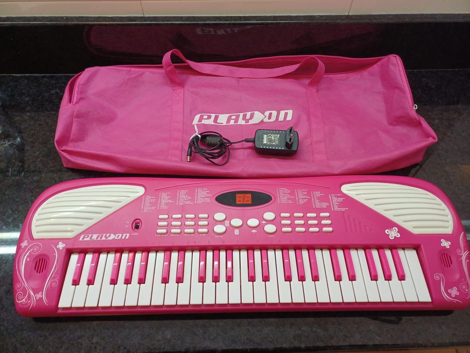 Piano infantil cor de rosa  em muito bom estado de conservação.