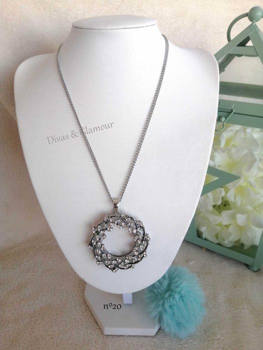 Vários colares lindíssimos