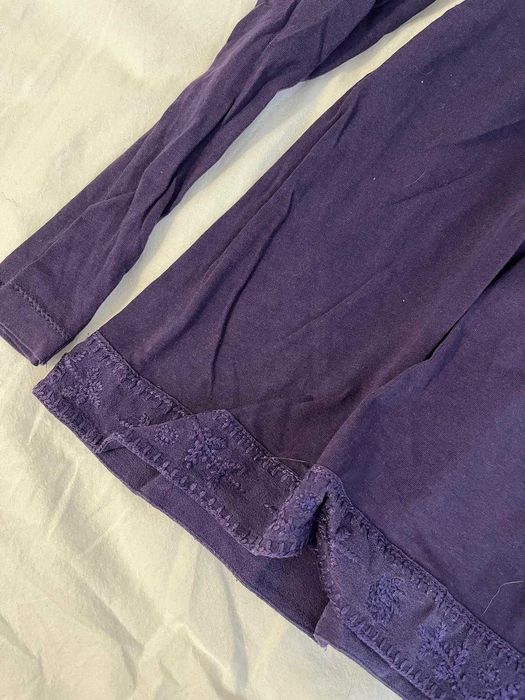 Camisa roxa com detalhes de renda
