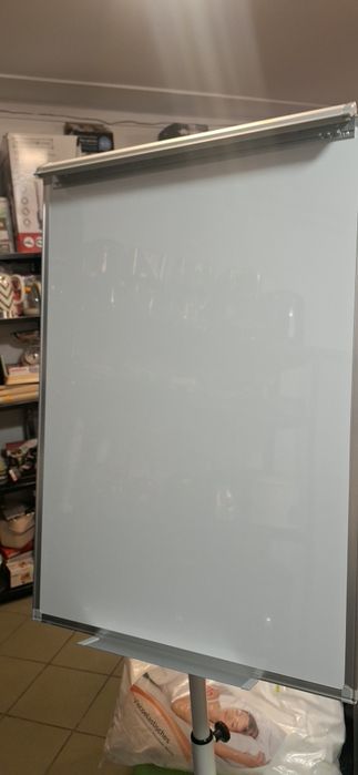 Mobilna tablica suchościeralna flipchart.