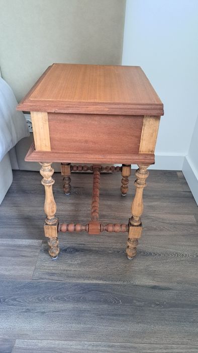 Vendo duas mesas de cabeceira