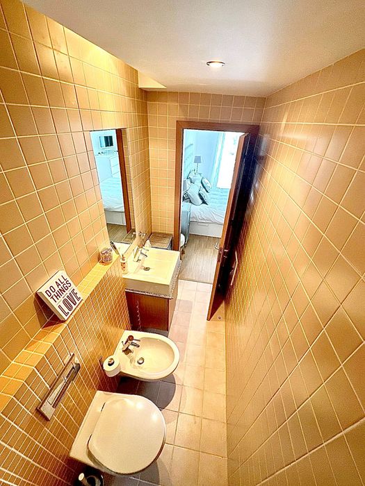 Quarto com casa de banho, varanda vista mar, em condomínio com piscina