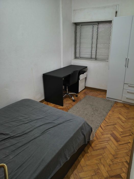 Aluga-se Quarto na Rua Carlos Seixas