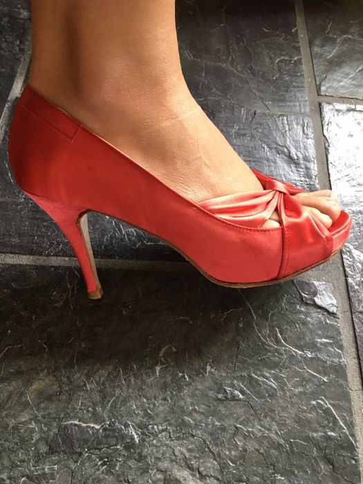 Sapatos de festa Zilian em cetim, salto agulha, cor coral