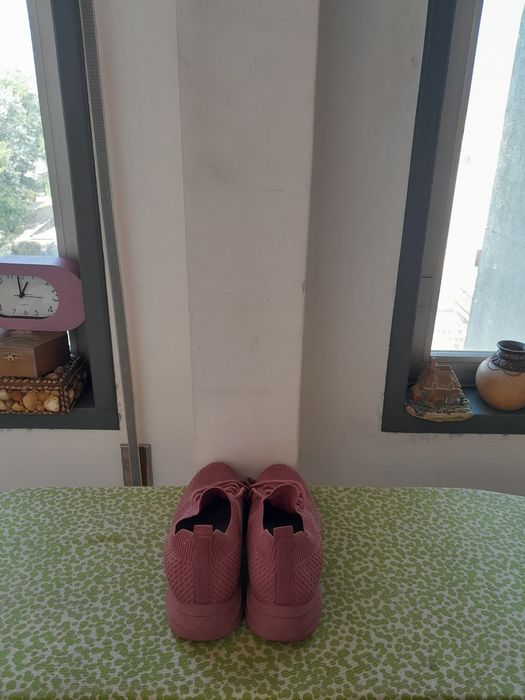 Vendo Sapatilhas de Senhora muito bonitas como novas
