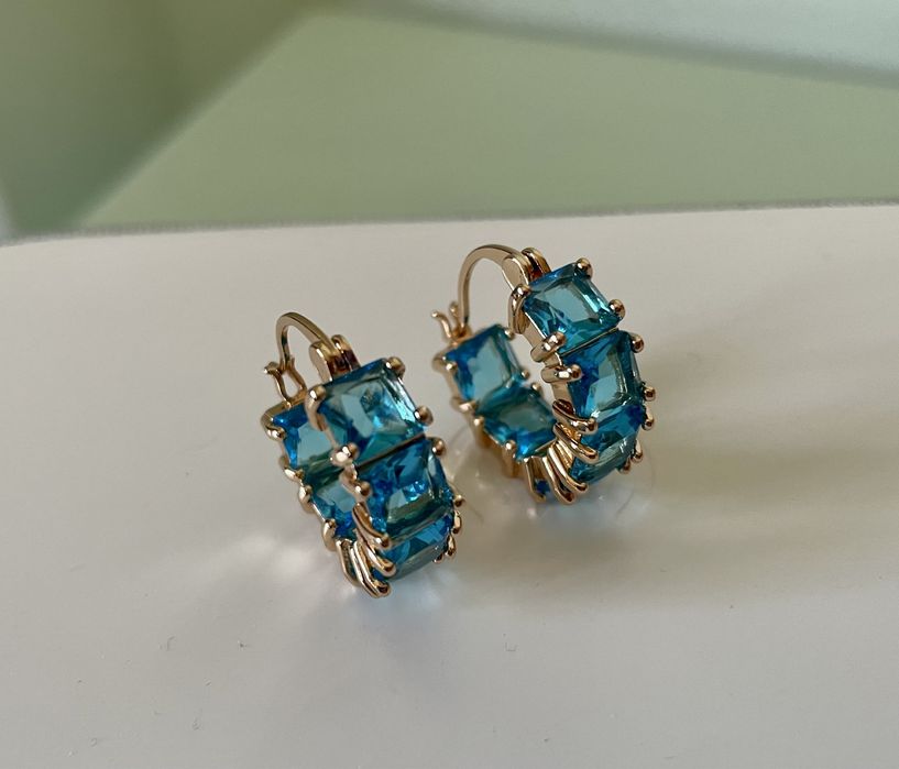 Brincos em metal com cristais turquesa